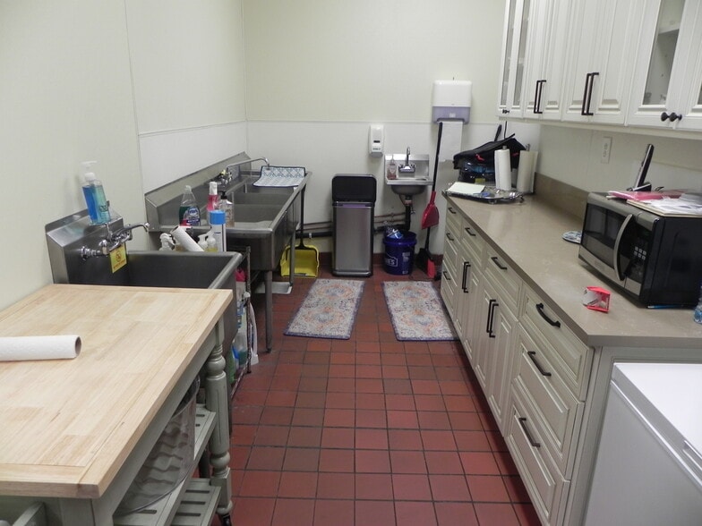 More Photos Of 2083 Orange Tree Ln, Redlands Freestanding For Lease