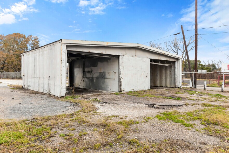 More Photos Of 1801 N Main St, Baytown Flex For Sale
