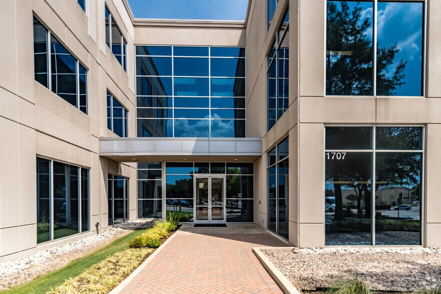 More Photos Of 1707 Market Place Blvd, Irving Office For Sale