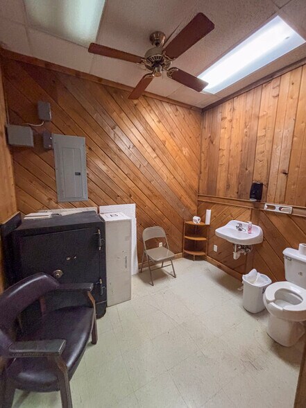 More Photos Of 111 Bowie St, De Kalb General Retail For Sale