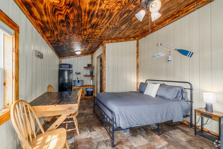 More Photos Of 1062 Susan Rd, Lake Ozark Hotel For Sale