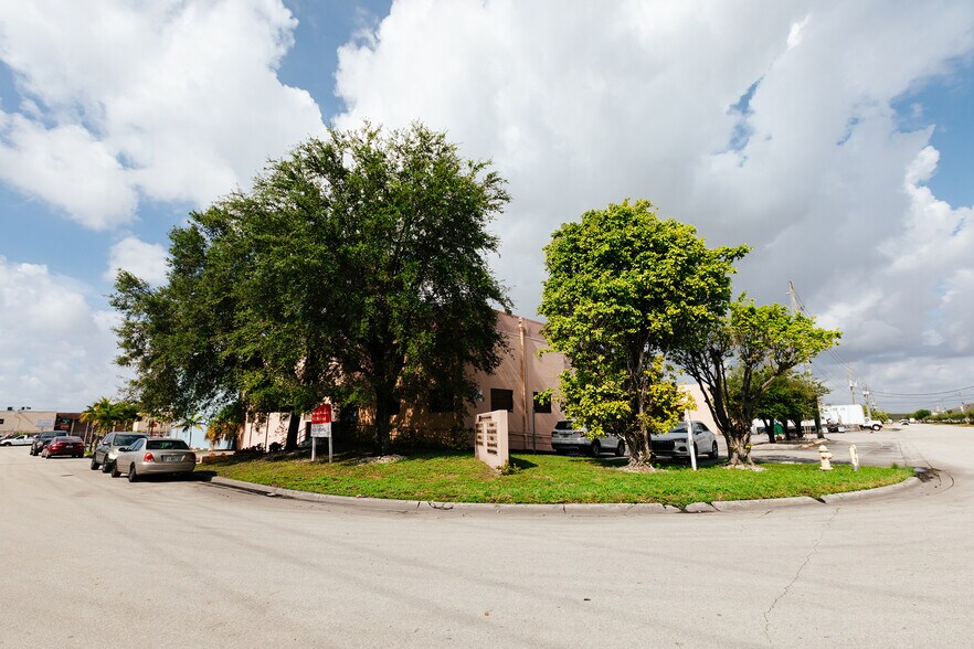 More Photos Of 6750 NW 79th Ave, Miami Warehouse For Lease
