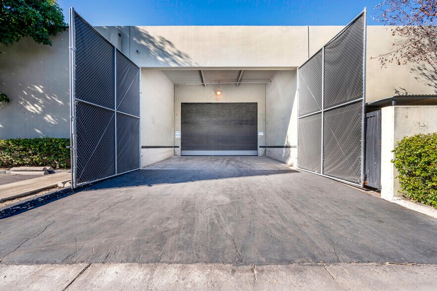 More Photos Of 1672-1688 Sierra Madre Cir, Placentia Showroom For Lease