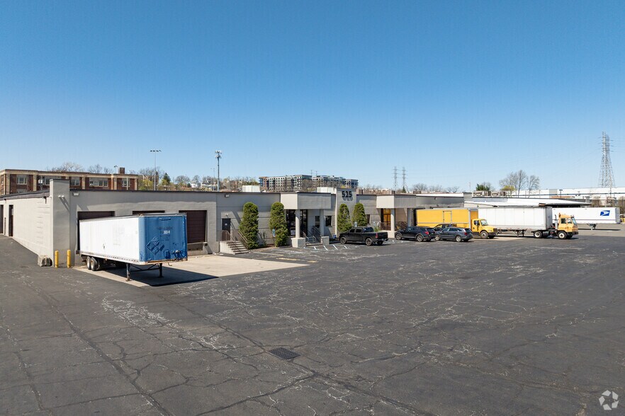 More Photos Of 525 Main St, Belleville Distribution For Lease
