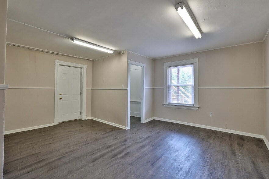 More Photos Of 2007 Madison Rd, Cincinnati Storefront For Sale