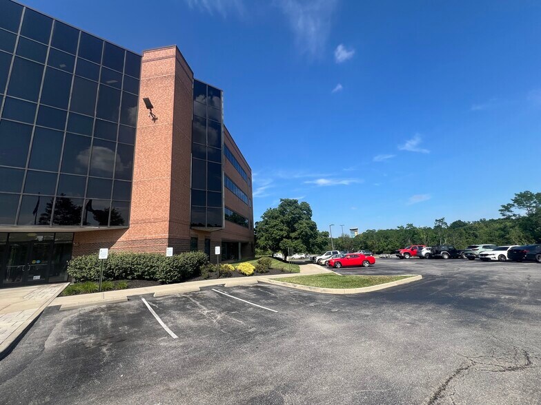 More Photos Of 2670 Chancellor Dr, Crestview Hills Office For Lease