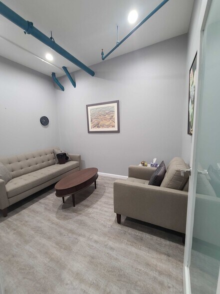 More Photos Of 11712 Moorpark St, Studio City Loft Creative Space For Lease