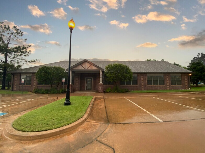 More Photos Of 416 W 15th St, Edmond Unknown For Lease