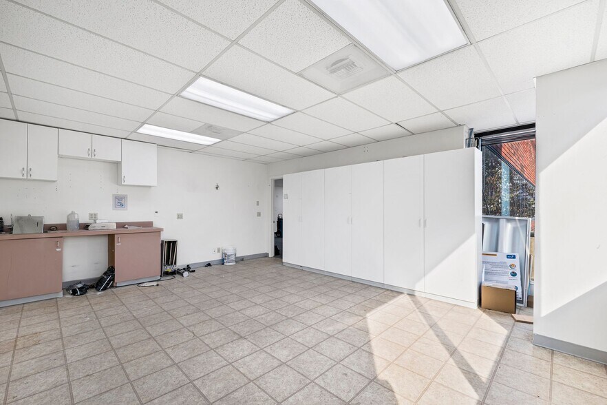 More Photos Of 14546 Hamlin St, Van Nuys Office For Lease
