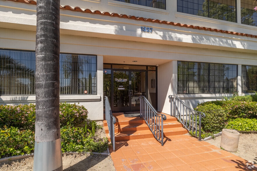 More Photos Of 1327 Del Norte Rd, Camarillo Medical For Lease