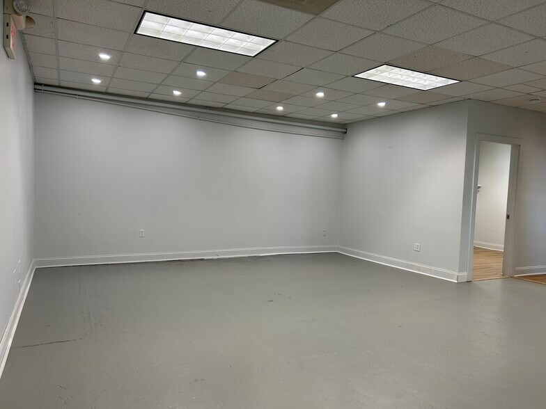 More Photos Of 20 Maplewood Ave, Gloucester Light Distribution For Lease