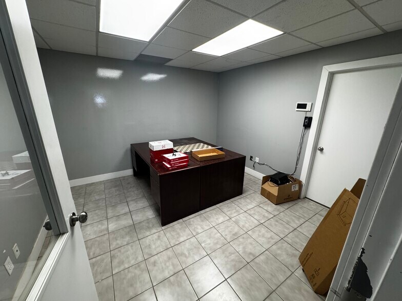 More Photos Of 2001 NE Broadway Ave, Des Moines Warehouse For Sale