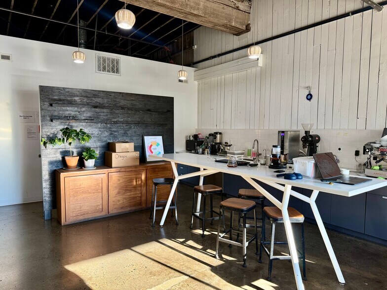 More Photos Of 923-935 SE Hawthorne Blvd, Portland Showroom For Lease