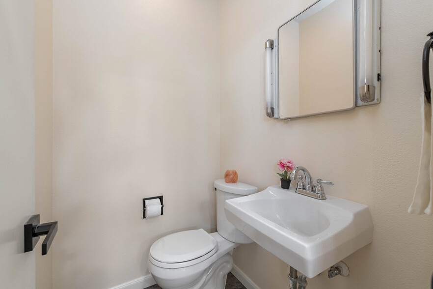 More Photos Of 601 Mary Lake Dr, Bryan Office Residential For Lease