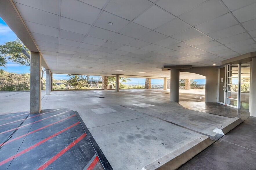 More Photos Of 8121 Bee Caves Rd, Austin Office For Lease