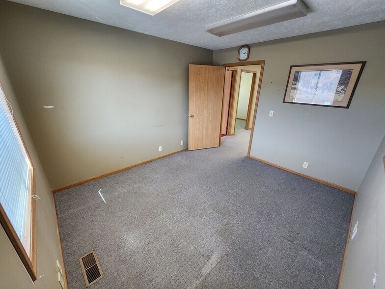 More Photos Of 10002 S 148th St, Omaha Office For Lease