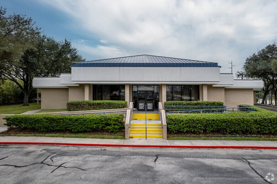 More Photos Of 4101 Clinton Dr, Houston Bank For Lease