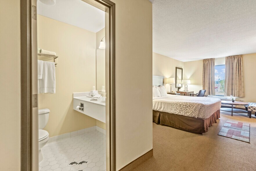 More Photos Of 30 Colonial Ave, Colonial Beach Hotel For Sale