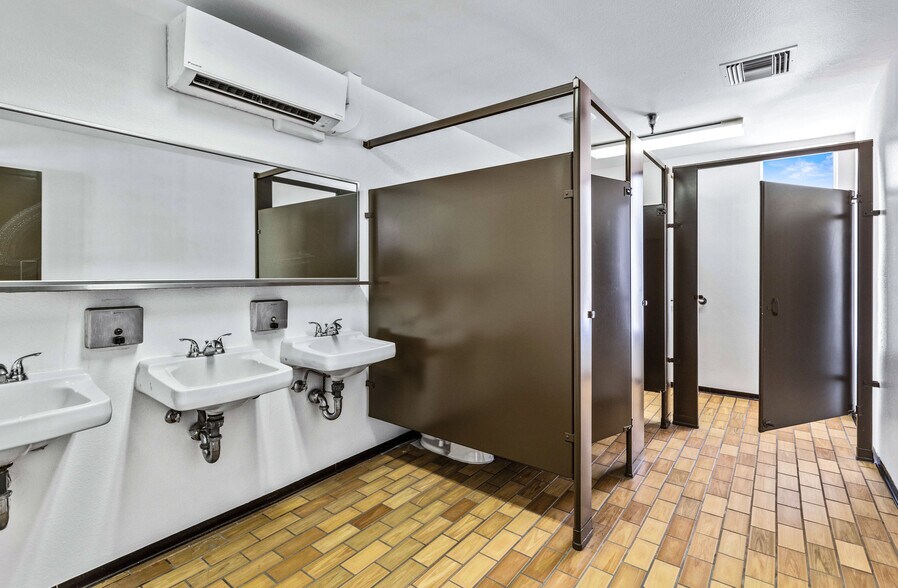 More Photos Of 2150 E Tahquitz Canyon Way, Palm Springs Medical For Lease