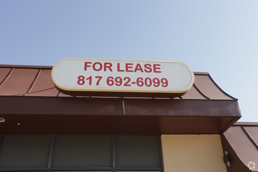 More Photos Of 4817 Brentwood Stair Rd, Fort Worth Unknown For Lease