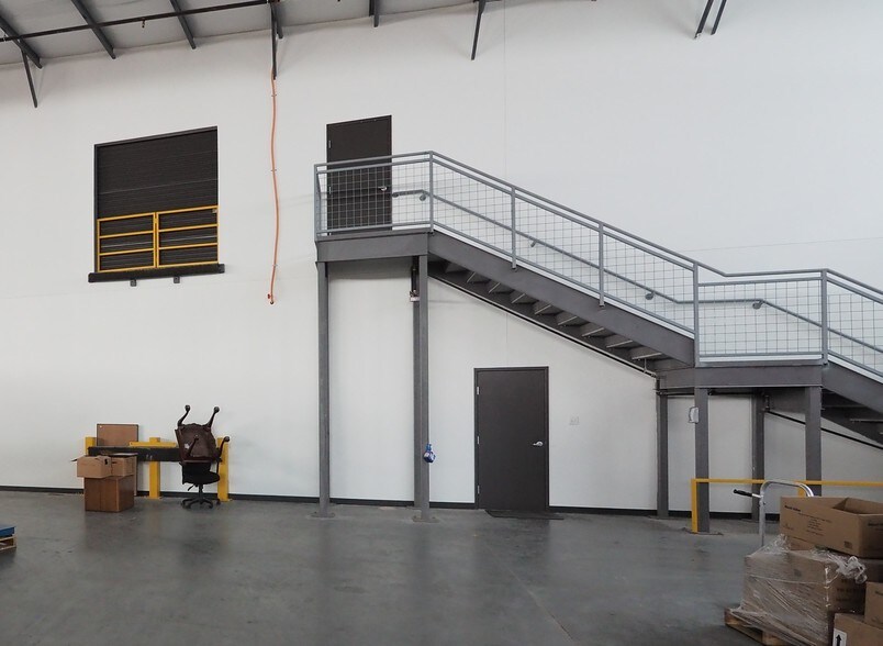 More Photos Of 21110 N Summitry Cir, Katy Warehouse For Lease