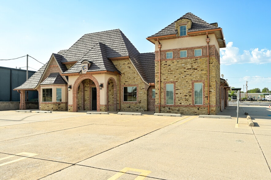 More Photos Of 450 E Main St, Yukon Religious Facility For Sale