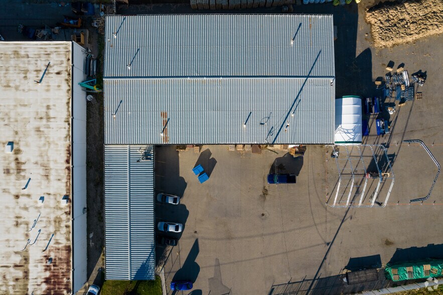 More Photos Of 1560 Hastings Cres SE, Calgary Service For Lease