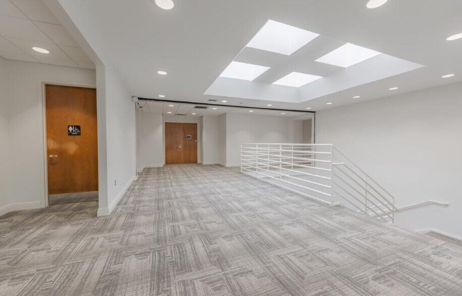More Photos Of 8510 McAlpine Park Dr, Charlotte Unknown For Lease