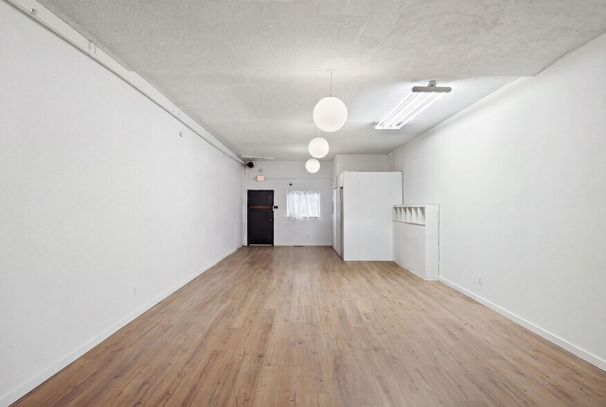 More Photos Of 19621-19623 1/2 Ventura Blvd, Tarzana Storefront Retail Residential For Sale