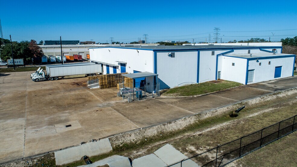 More Photos Of 4950 N Sam Houston Pky E, Houston Warehouse For Lease