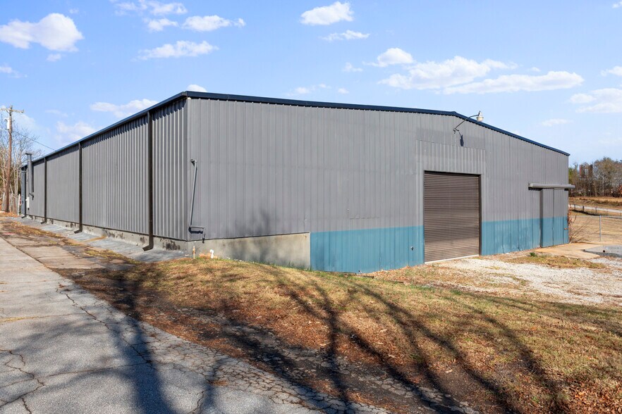 More Photos Of 207 N Kenneth St, Walhalla Warehouse For Lease
