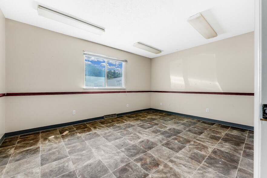 More Photos Of 148 Roush Cir, Fairmont Warehouse For Sale