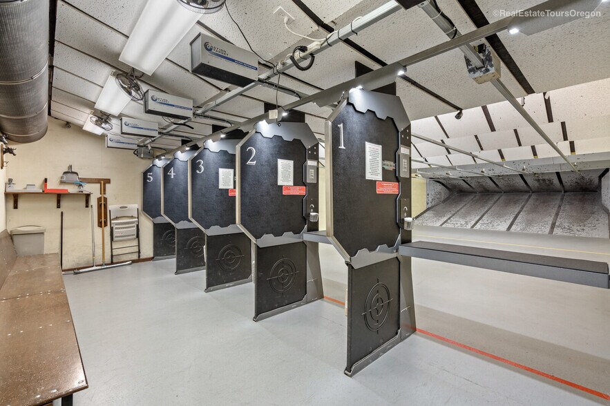 More Photos Of 10791 Oak St NE, Donald Showroom For Sale