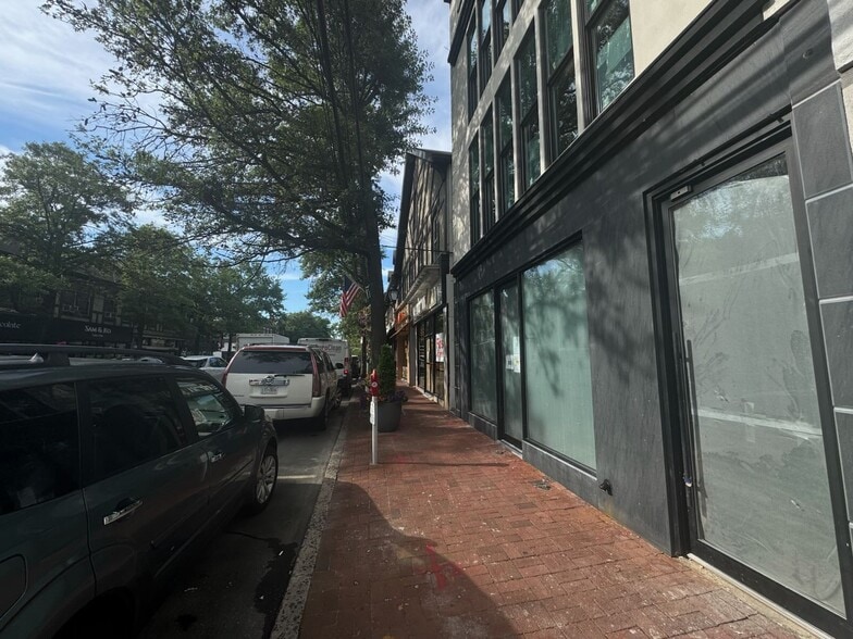 More Photos Of 65 Middle Neck Rd, Great Neck General Retail For Lease