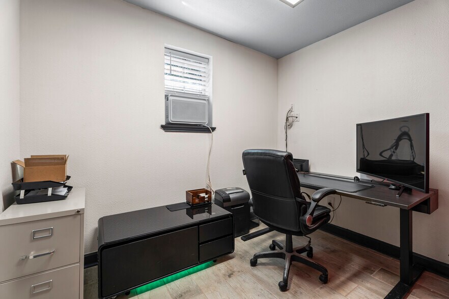 More Photos Of 9902 Franklin Rd, Houston Self Storage For Sale