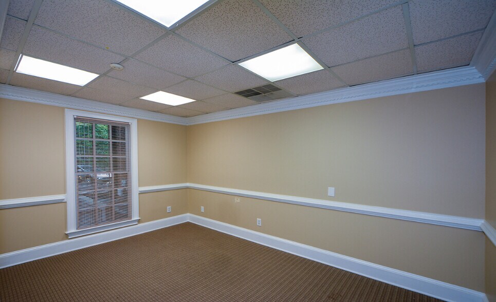 More Photos Of 8046 Roswell Rd, Atlanta Office For Sale