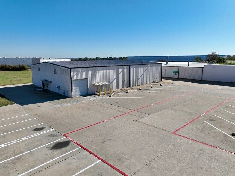 More Photos Of 12709 Eastgate Dr, Balch Springs Flex For Lease