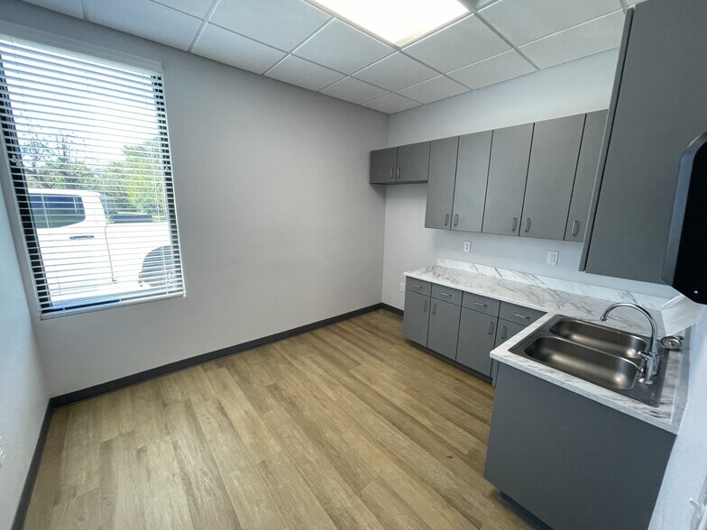 More Photos Of 2826 S Henderson Blvd, Kilgore Freestanding For Lease