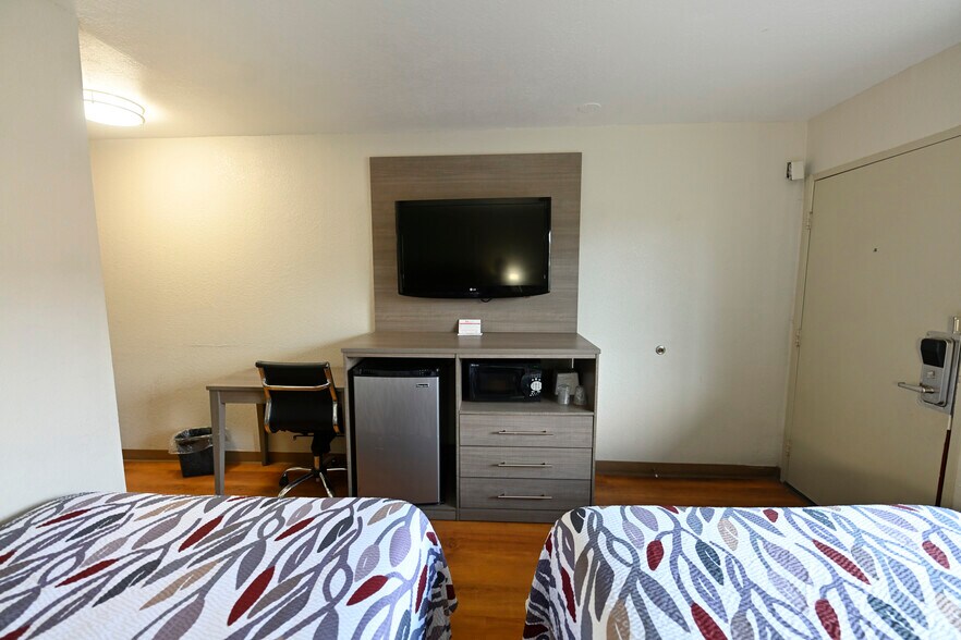 More Photos Of 138 W White, San Antonio Hotel For Sale