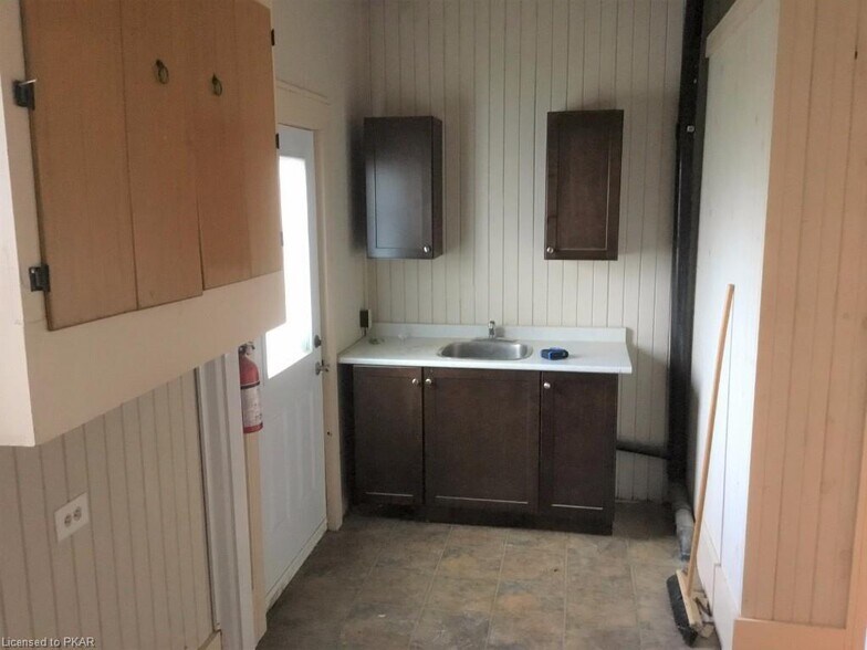 More Photos Of 41 King St E, Kawartha Lakes General Retail For Lease