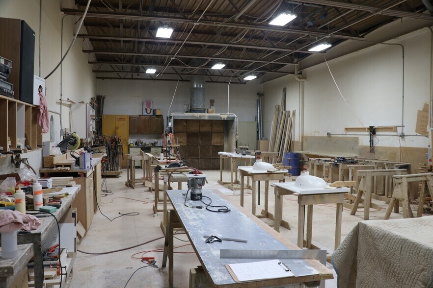 More Photos Of 6704 Pingree Rd, Crystal Lake Manufacturing For Lease