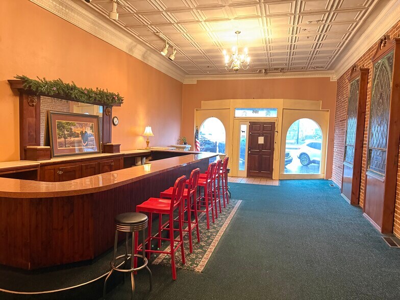 More Photos Of 105 1st Ave N, Lewisburg General Retail For Lease
