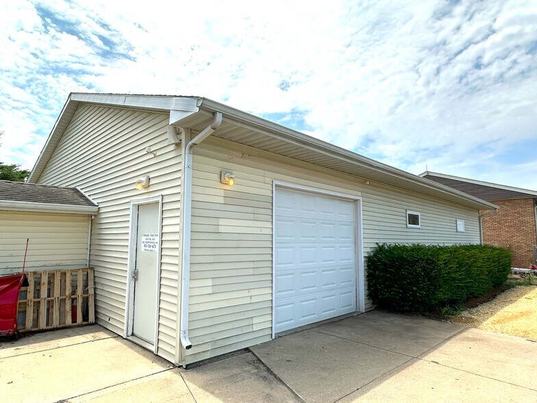 More Photos Of 1947 N Lyford Rd, Rockford Self Storage For Lease