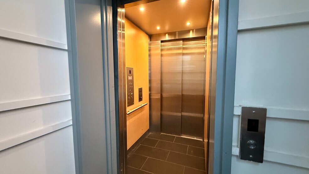 More Photos Of 373-375 King St W, Toronto Apartments For Lease