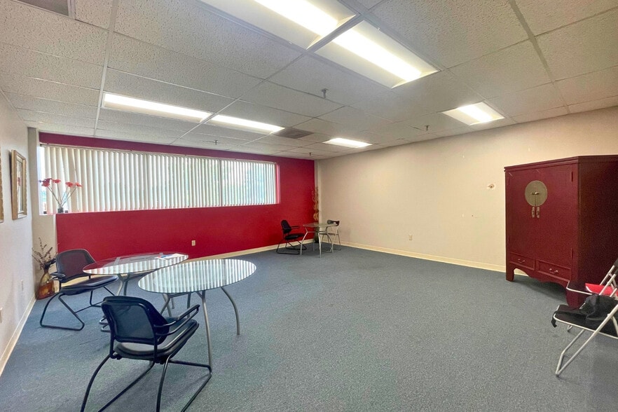 More Photos Of 135 Research Dr, Milford Warehouse For Lease