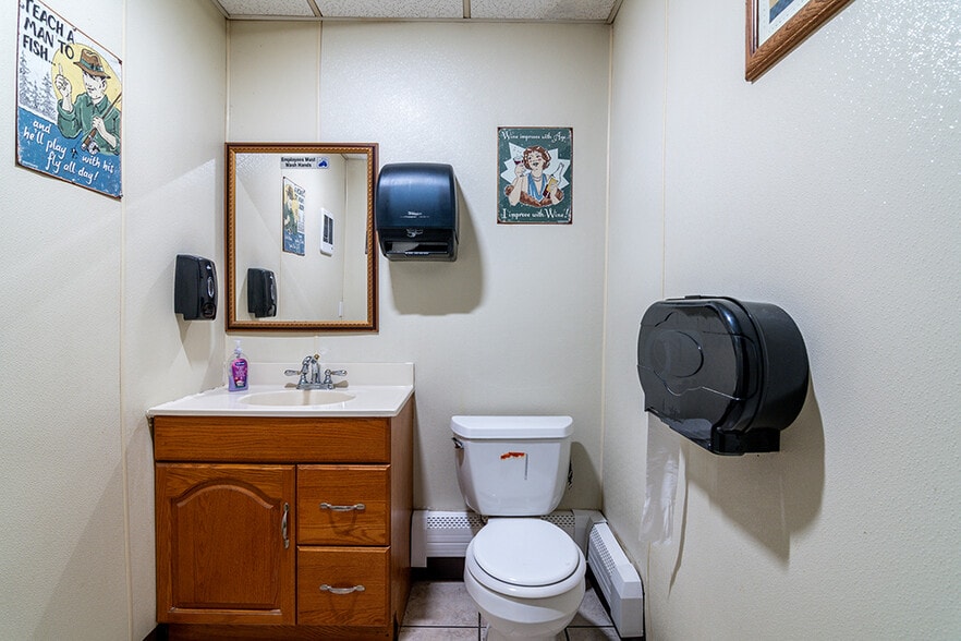 More Photos Of 104 Canal St, Blackstone Bar For Sale