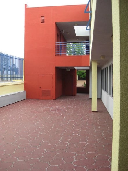 More Photos Of 11336 Camarillo St, Toluca Lake Office For Sale
