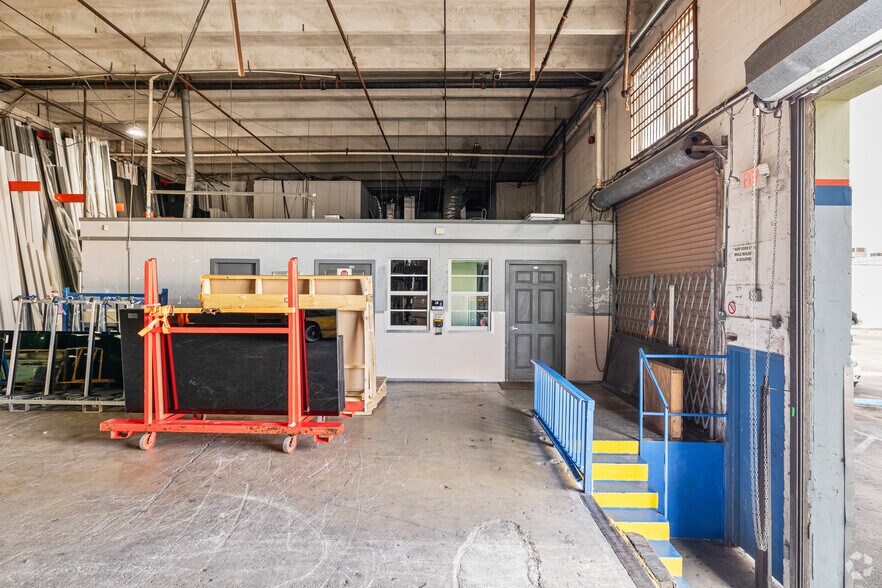 More Photos Of 3320-3350 W 17th Ct, Hialeah Manufacturing For Lease