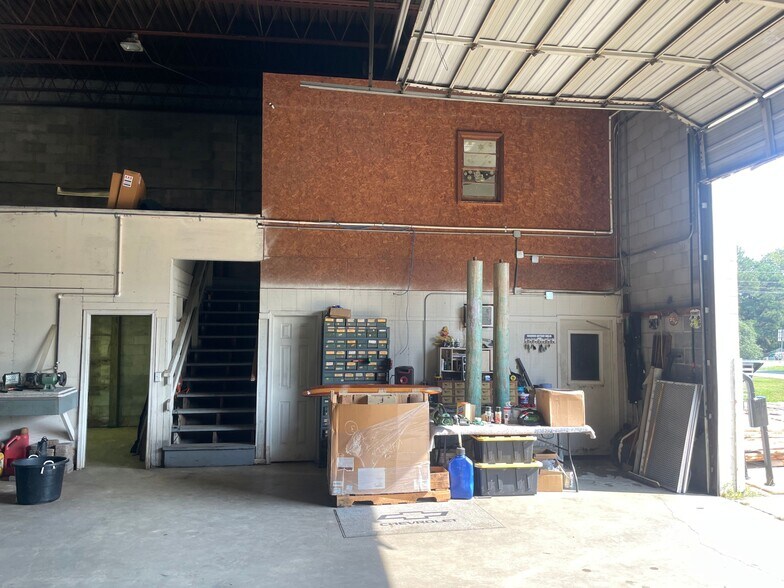 More Photos Of 6686 Richmond Rd, Warsaw Light Distribution For Sale