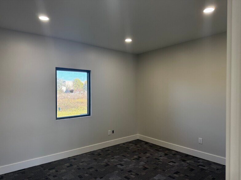 More Photos Of 2533 Roy Rd, Pearland Office For Lease